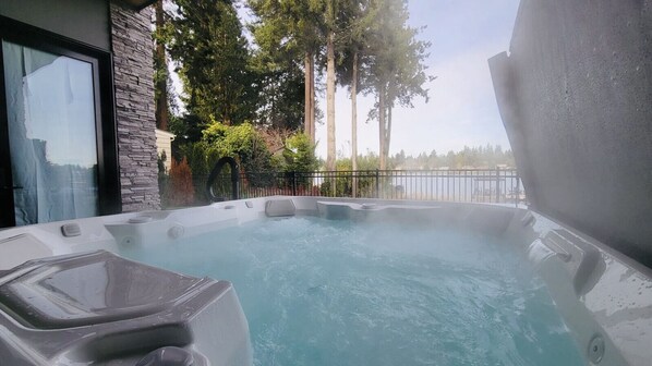 Outdoor spa tub