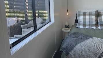 1 bedroom, bed sheets