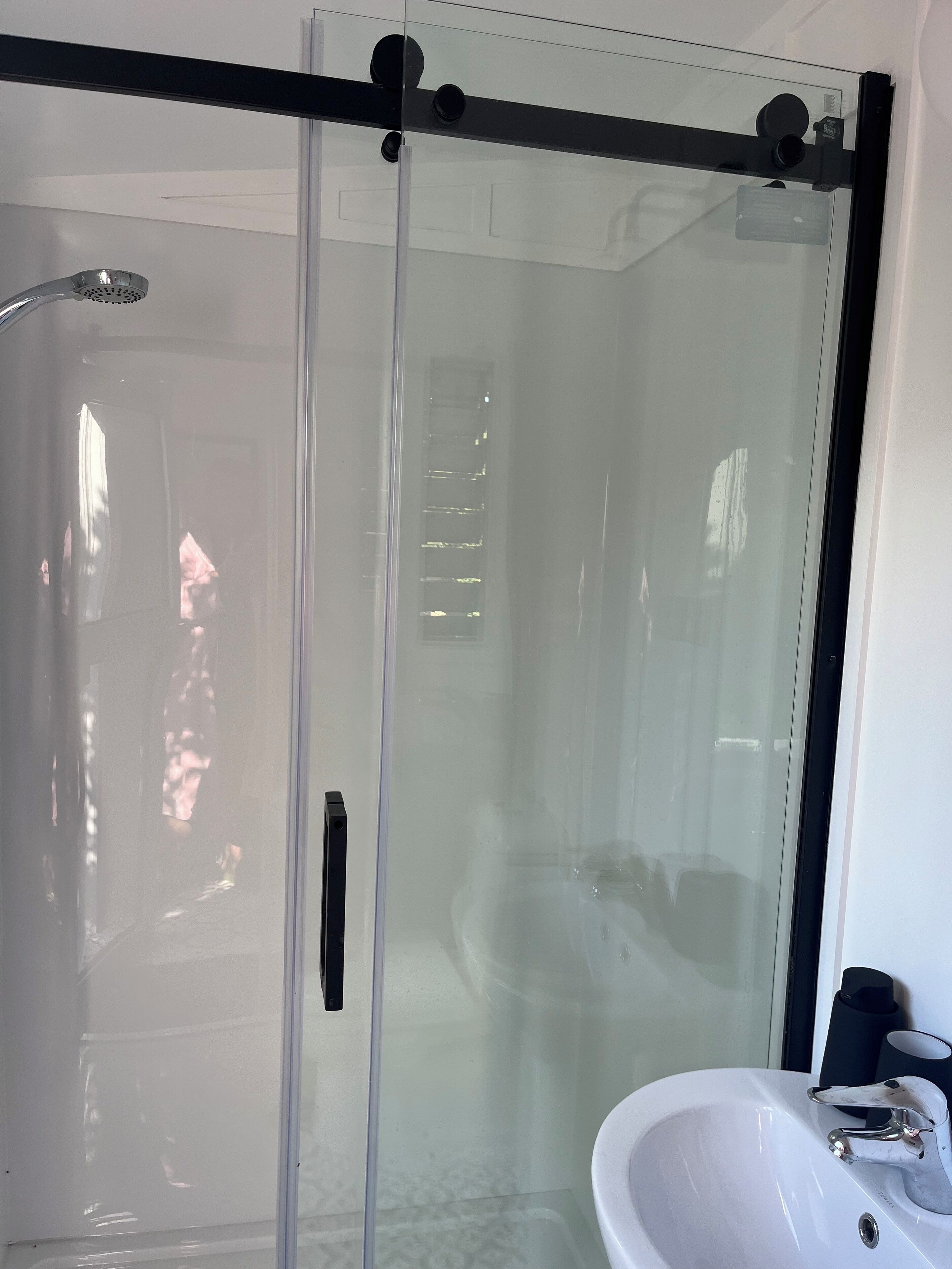 Hiustenkuivaaja, pyyhkeet, saippua, vessapaperi