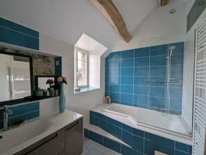 Douche, sèche-cheveux, serviettes fournies, savon