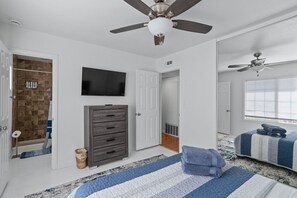 Een bureau, een strijkplank/strijkijzer, reisbedje, gratis wifi