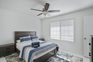 Bureau, fer et planche à repasser, lit de bébé portatif