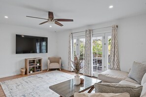 Smart TV, table tennis - Wheels, Waves & Game Night Retreat (Oceanside)