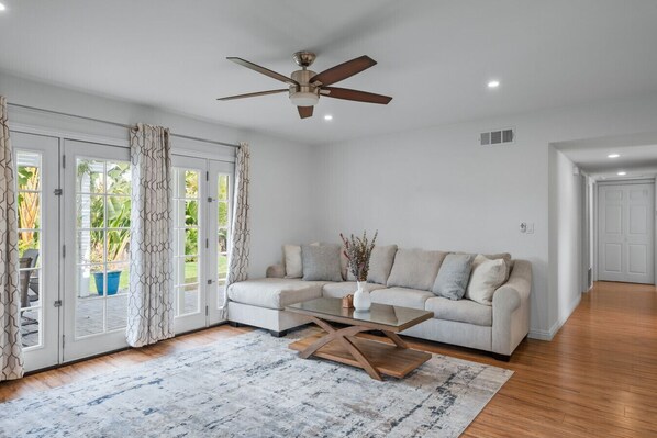 Téléviseur connecté, table de ping-pong