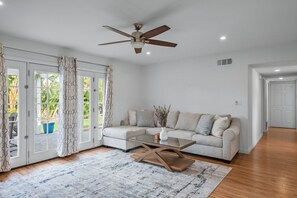 Smart TV, table tennis