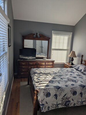 4 bedrooms, iron/ironing board, free WiFi, bed sheets