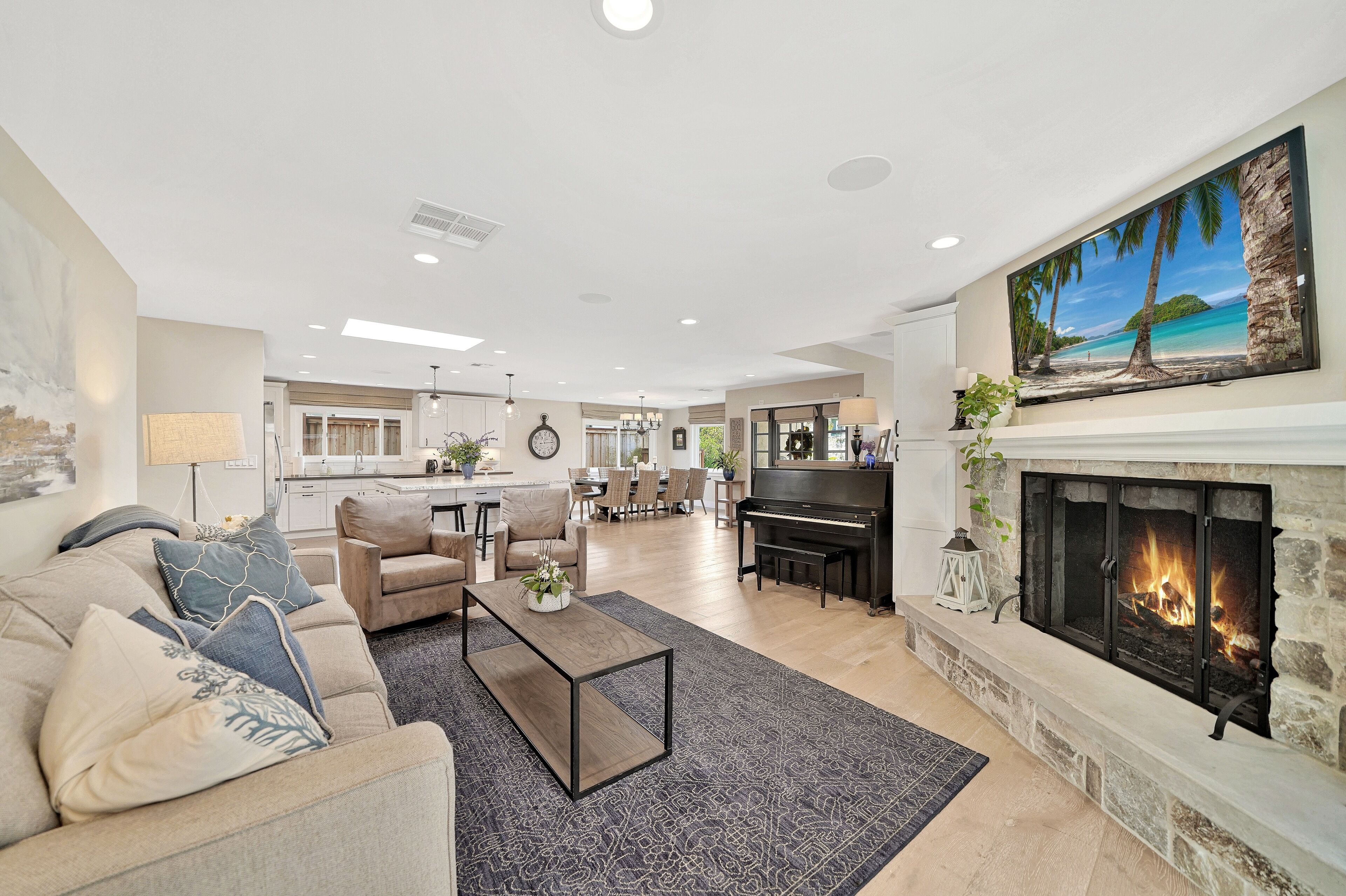 Smart-TV, Kamin, DVD-Player, Arbeitsbereiche