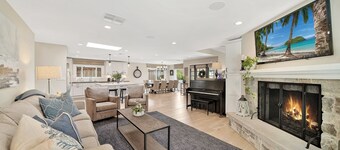Coastal Luxury: 4bd/4bth, Hot Tub, Pool Table, Yard, Walk to Beach