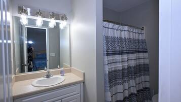 Séchoir à cheveux, serviettes fournies, savon, shampooing