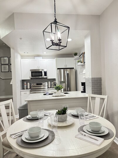 Dream Stay Disney! Charming 3 bedroom Themed Rooms /Sleeps 10/ Pet Friendly