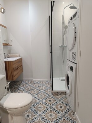 Haartrockner, Handtücher, Seife, Toilettenpapier