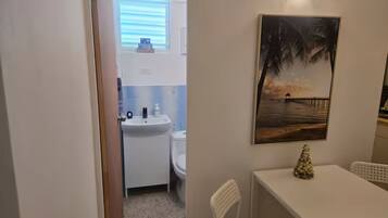 Haartrockner, Handtücher, Seife, Toilettenpapier