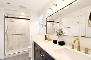 Shower, hair dryer, towels - RELAX! Hot Tub⛳️GameRoom🏌️‍♂️Large Backyard (Evans)