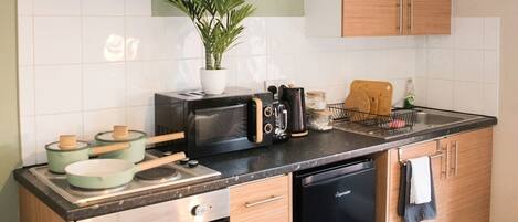 Geladeira, micro-ondas, fogão, cooktop