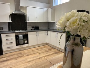 Réfrigérateur, four à micro-ondes, un four, surface de cuisson