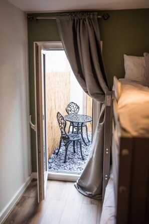 3 bedrooms, iron/ironing board, internet, bed sheets