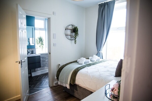 3 chambres, fer et planche Ă repasser, accĂšs Ă Internet, literie fournie