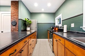 Fridge, oven, stovetop, coffee/tea maker