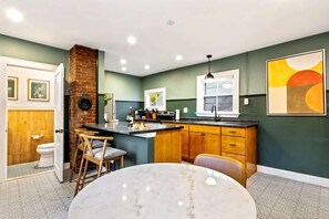 Réfrigérateur, four, plaque de cuisson, cafetière/bouilloire