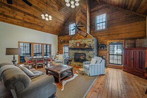 Smart-TV, peis og bøker