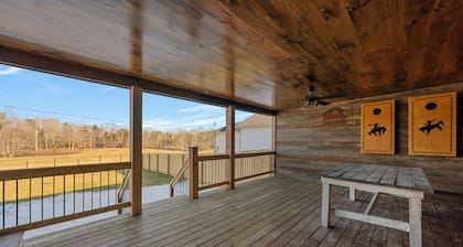 Charming 3-bedroom house located walking distance to Shady Cliff, Lake Malone.