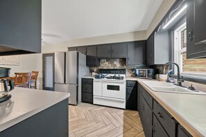 Microondas, horno y placa de cocina