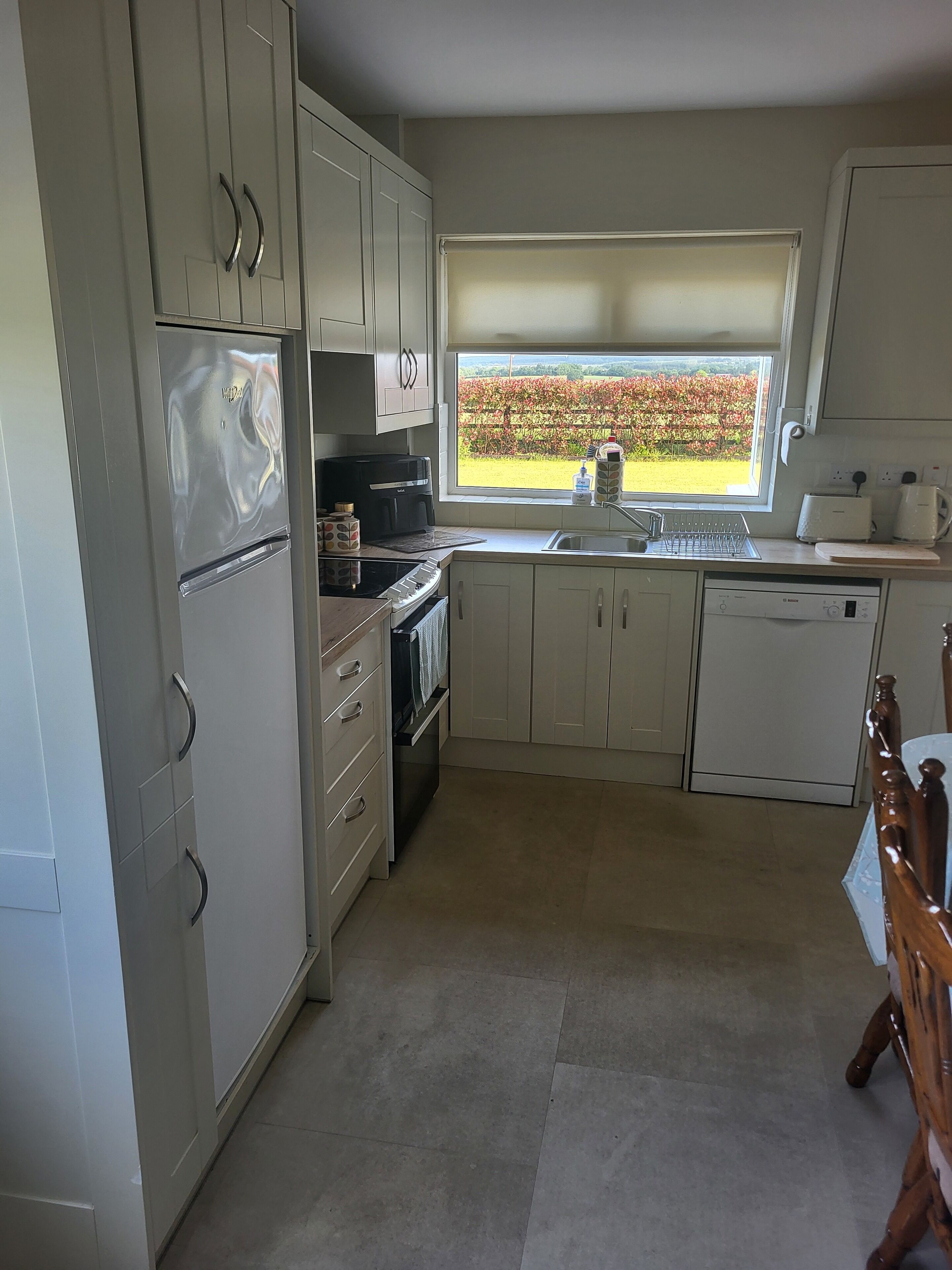 Geladeira, micro-ondas, fogão, cooktop