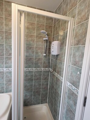 淋浴设施、吹风机、毛巾、肥皂