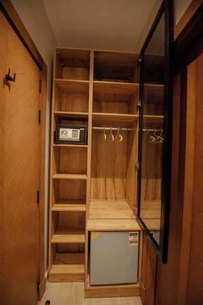 Economy Room, 2 Twin Beds | Premium bedding, Select Comfort beds, laptop workspace, free WiFi
