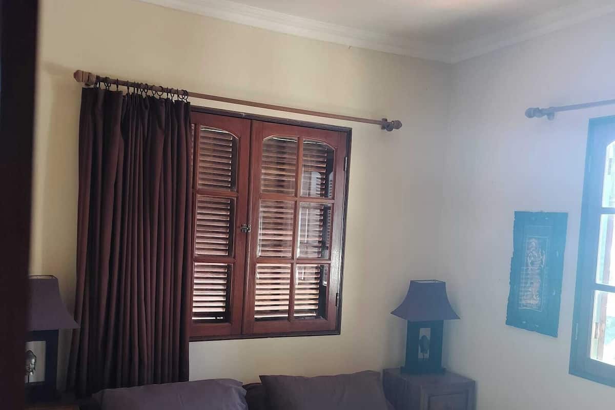 Premium bedding, down comforters, in-room safe, soundproofing