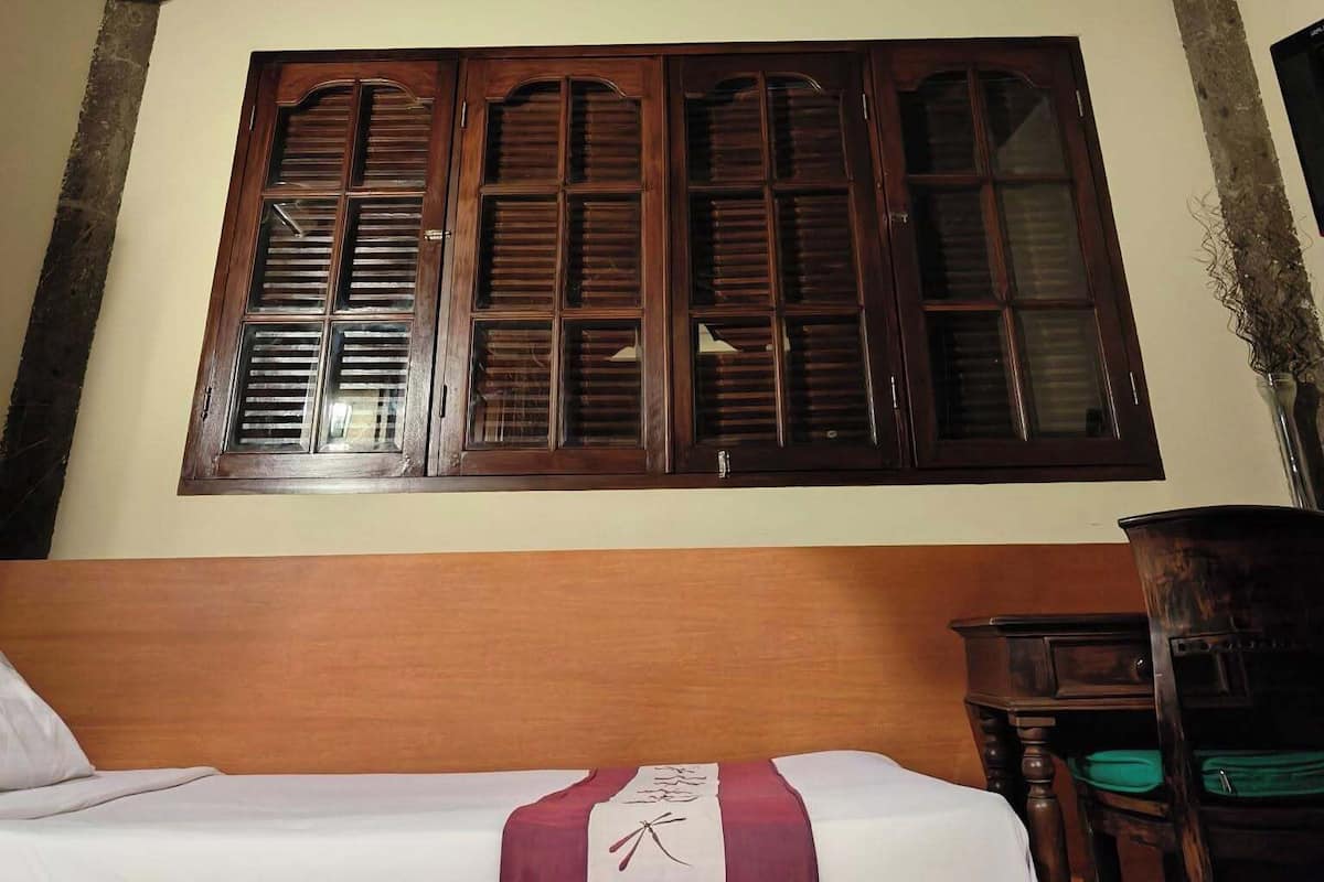 Premium bedding, down comforters, in-room safe, soundproofing