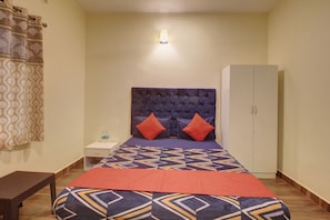 1 bedroom, WiFi, bed sheets - Shellys Hideout Inn : Deluxe Room (Calangute)