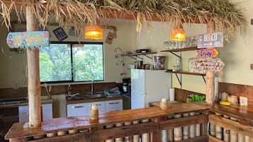 Frigorífico, microondas, cafetera o tetera y hervidor eléctrico