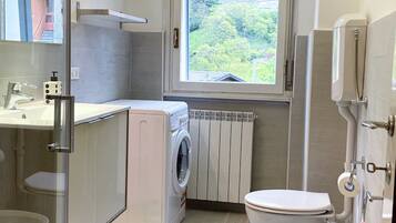 Doccia, asciugacapelli, bidet, asciugamani