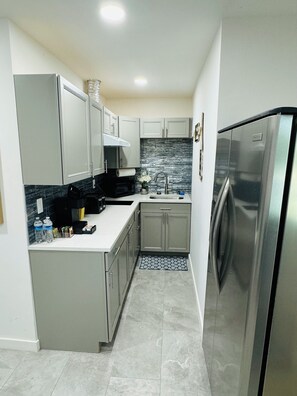 Mikrobølgeovn, kaffetrakter/tekoker og kjøkkenutstyr