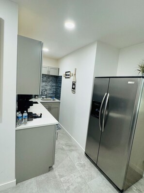 Microondas, cafetera y tetera y utensilios de cocina