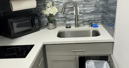 Charming 1-bedroom apartment with WiFi, AC in wonderful West Palm Beach