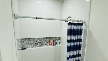 Secador de pelo, toallas, jabón y papel higiénico