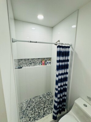 Een haardroger, handdoeken, zeep, toiletpapier