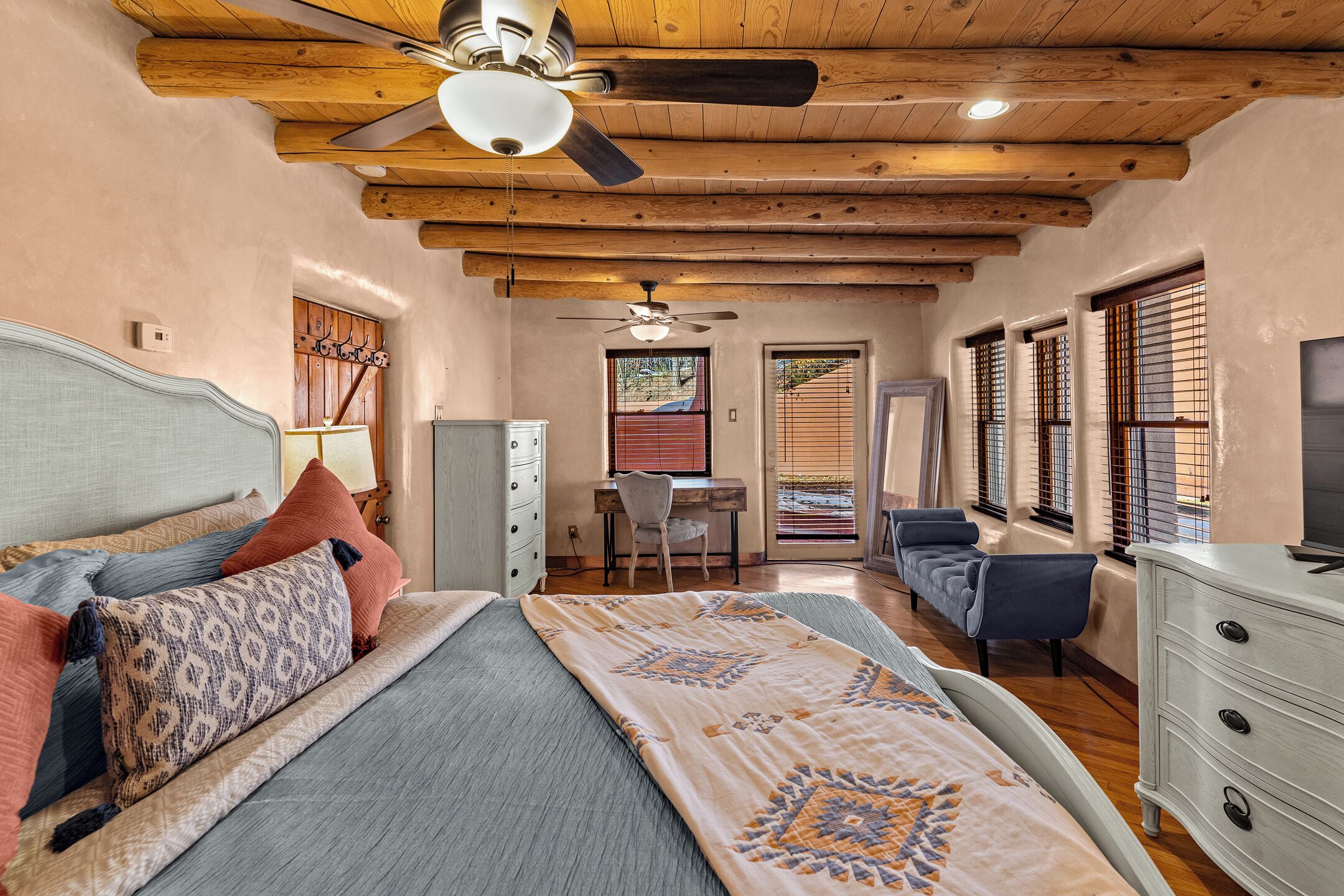 6 dormitorios, escritorio, tabla de planchar con plancha y cuna de viaje