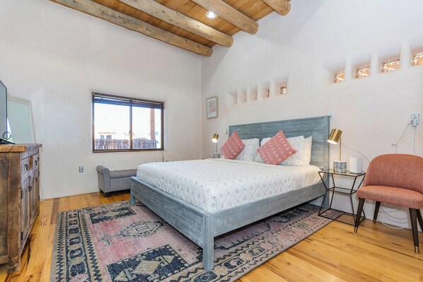 6 bedrooms, desk, iron/ironing board, travel crib