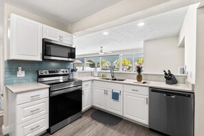 Een koelkast, een microgolfoven, een oven, een kookplaat