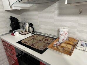 冷蔵庫、電子レンジ、オーブン、コンロ