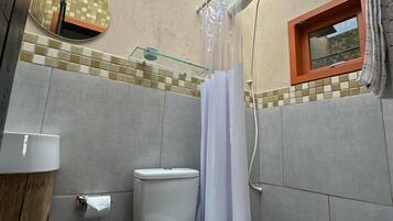 Een haardroger, handdoeken, toiletpapier