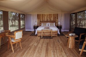 Eenpersoonskamer, uitzicht op park | Een kluis op de kamer, een bureau, een laptopwerkplek