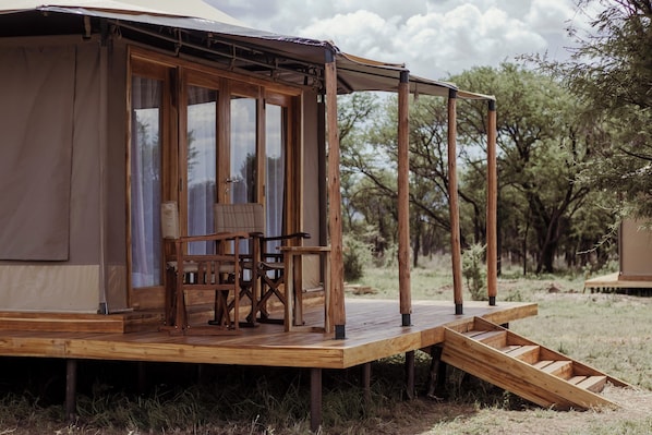 Appartement, uitzicht op park | Een kluis op de kamer, een bureau, een laptopwerkplek