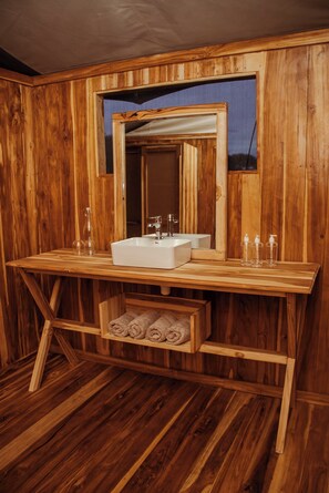 Een douche, handdoeken, zeep, shampoo