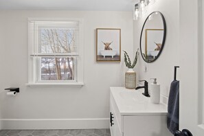 Hair dryer, towels, toilet paper - 3-Bedroom Private Home with Game Room, Fully Fenced, Near Lake Ontario Shoreline (Rochester)