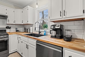 Private kitchen - 3-Bedroom Private Home with Game Room, Fully Fenced, Near Lake Ontario Shoreline (Rochester)