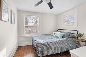 3 bedrooms, iron/ironing board, WiFi, bed sheets - 3-Bedroom Private Home with Game Room, Fully Fenced, Near Lake Ontario Shoreline (Rochester)